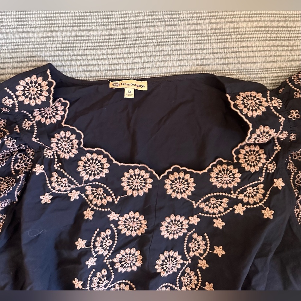 Embroidered Blouse - Picture 2 of 3